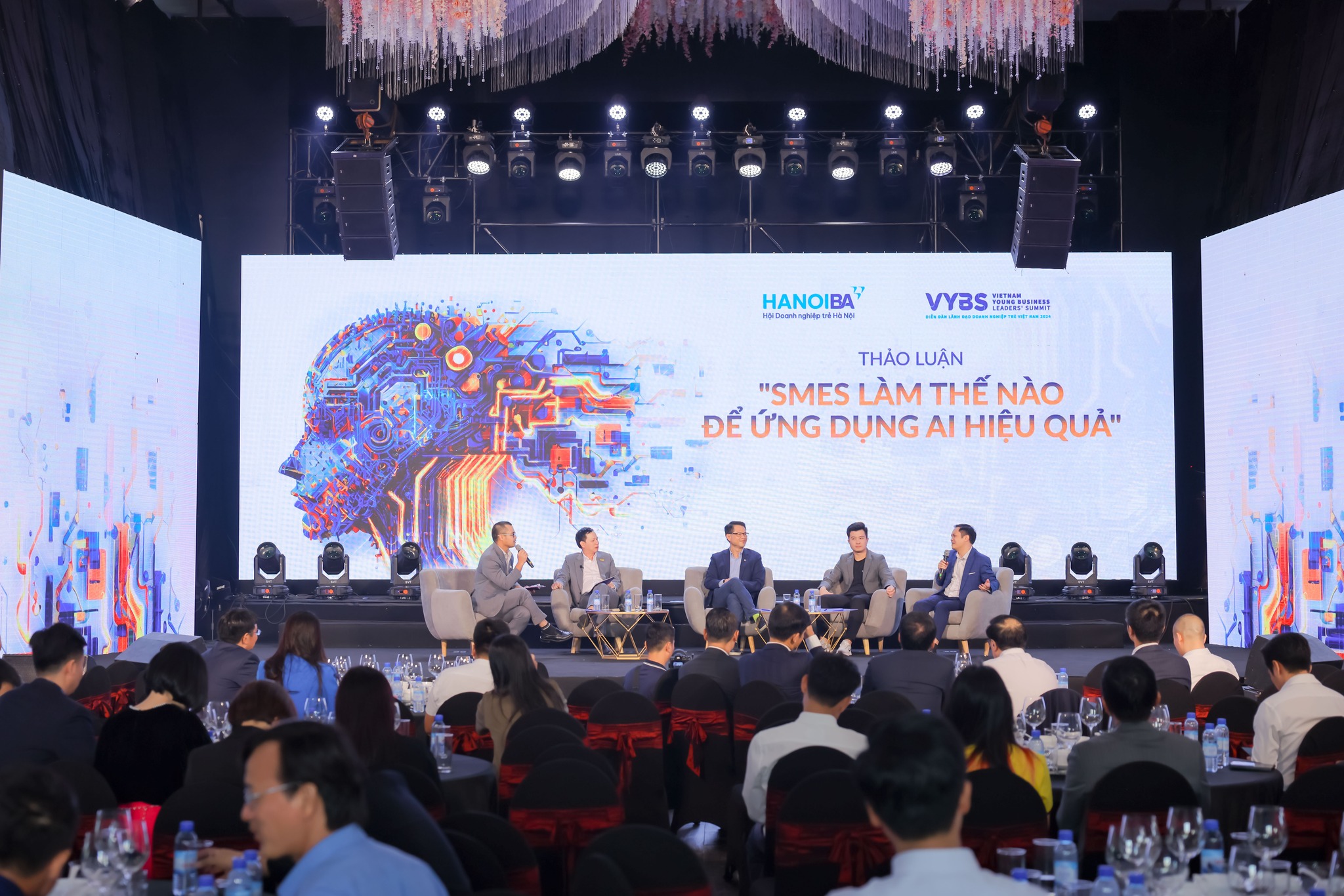 Không gian quyết định 50% độ ‘chạm’ của một talkshow